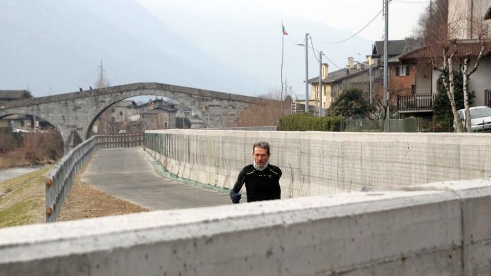 Protesta a Morbegno: «Il cemento ha stravolto la bellezza della zona» Protesta a Morbegno: «Il cemento ha stravolto la bellezza della zona»