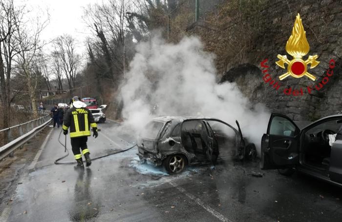 I resti dell’auto andata a fuoco