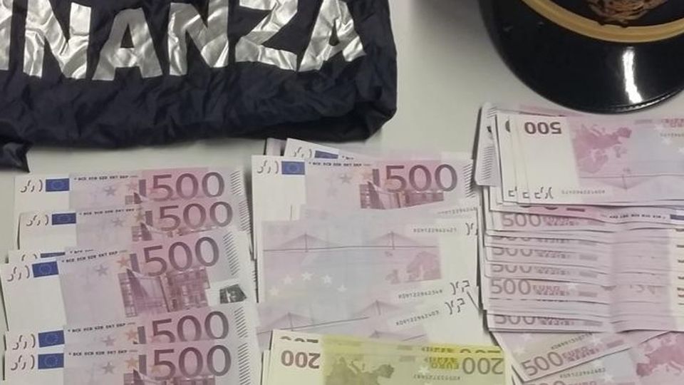 Negli indumenti intimi 50mila euro Coppia di italiani multata in dogana Negli indumenti intimi 50mila euro Coppia di italiani multata in dogana