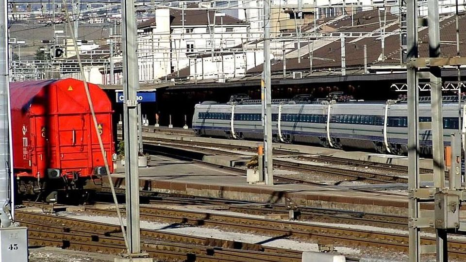 Non è più la Svizzera di una volta Adesso anche i treni sono in ritardo Non è più la Svizzera di una volta Adesso anche i treni sono in ritardo