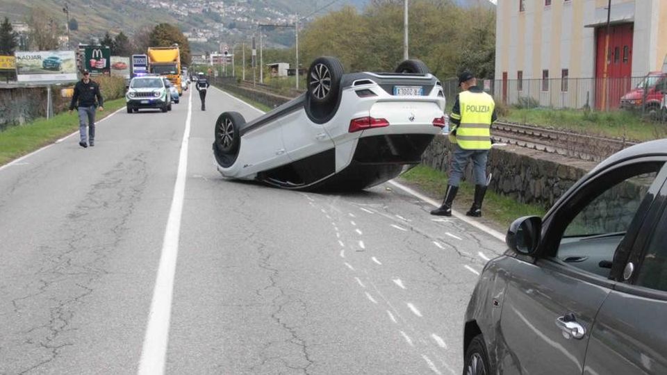 Auto si ribalta in via Stadio a Sondrio Tre feriti e traffico in tilt Auto si ribalta in via Stadio a Sondrio Tre feriti e traffico in tilt