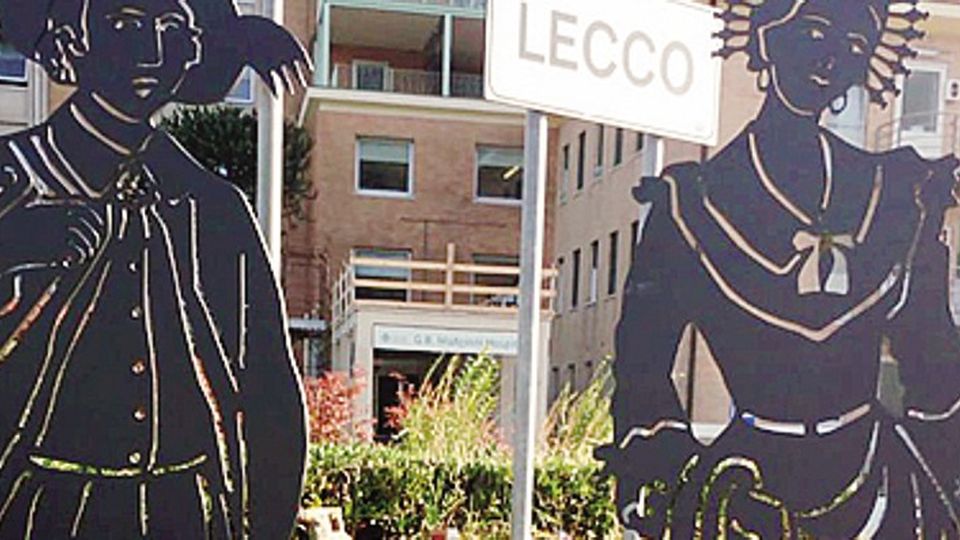 All’entrata di Lecco Renzo e Lucia danno il benvenuto All’entrata di Lecco Renzo e Lucia danno il benvenuto