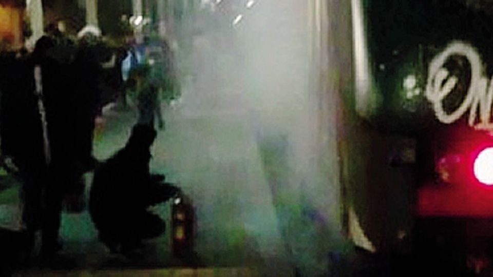 Principio d’incendio sul treno I pendolari scendono a Sesto Principio d’incendio sul treno I pendolari scendono a Sesto