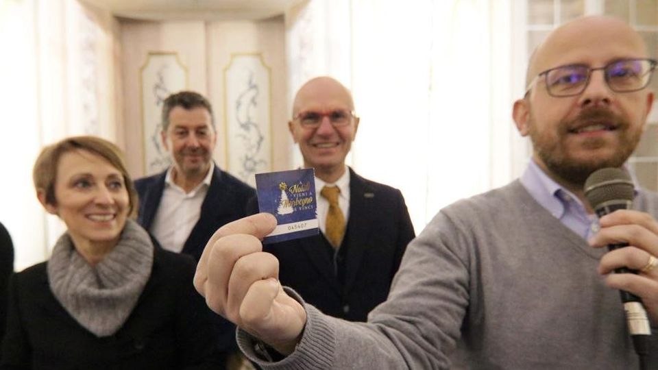 Aveva due biglietti, vince l’automobile È la più fortunata Aveva due biglietti, vince l’automobile È la più fortunata