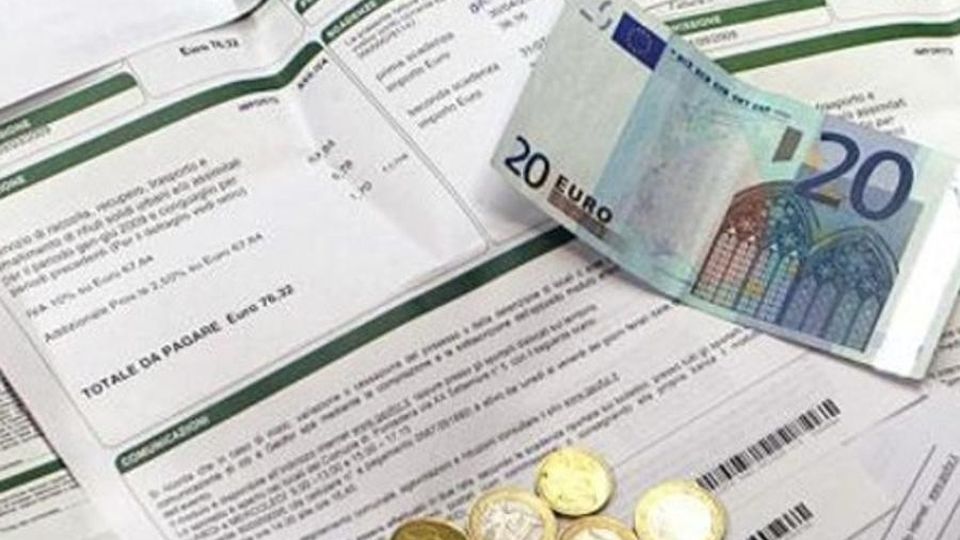 Bollette: giù la luce, gas stabile Risparmio di 125 euro l’anno Bollette: giù la luce, gas stabile Risparmio di 125 euro l’anno