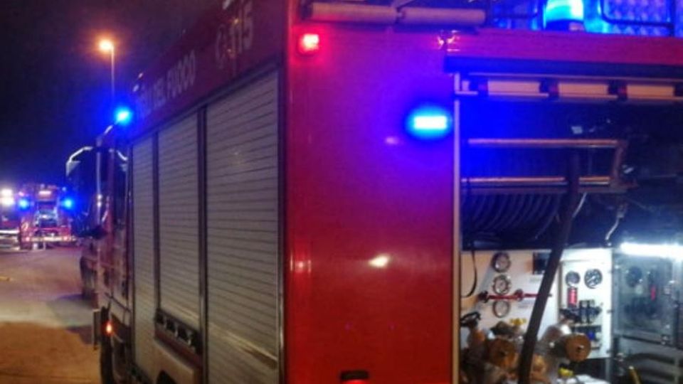 Casa in fiamme a Sondalo: 23 evacuati Casa in fiamme a Sondalo: 23 evacuati