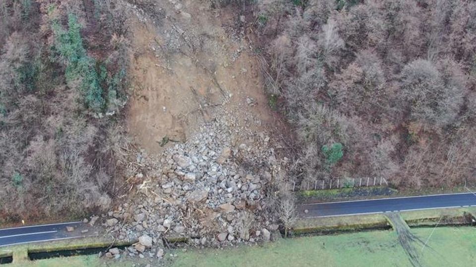 La frana a Forcola. Resta chiusa la strada provinciale La frana a Forcola. Resta chiusa la strada provinciale