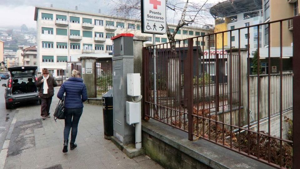 Nigeriana piange figlia morta, ragazza denuncia razzismo a Sondrio. L’ospedale: non abbiamo sentito insulti, parte esposto Nigeriana piange figlia morta, ragazza denuncia razzismo a Sondrio. L’ospedale: non abbiamo sentito insulti, parte esposto