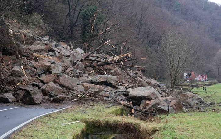 Frana sulla strada a Forcola, si temono vittime