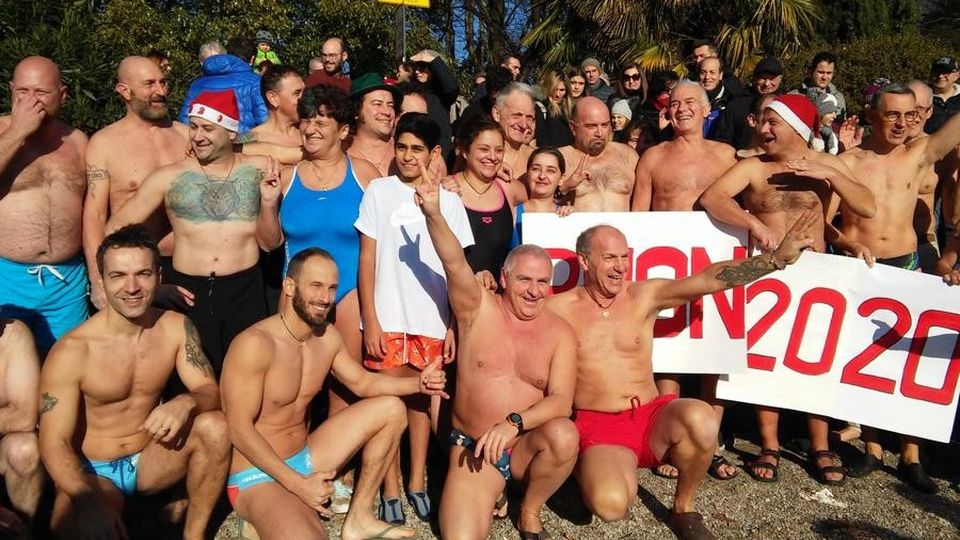 Mandello, tuffo di Capodanno Presenze da record nell’acqua gelida Mandello, tuffo di Capodanno Presenze da record nell’acqua gelida