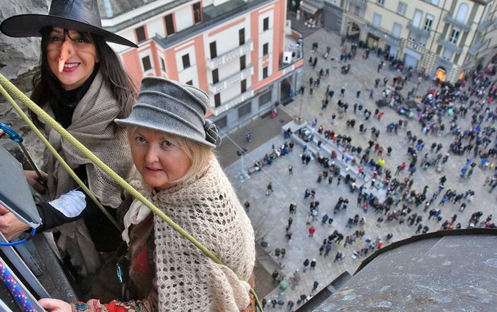 Sondrio, con il naso all’insù verso il campanile guardando la befana