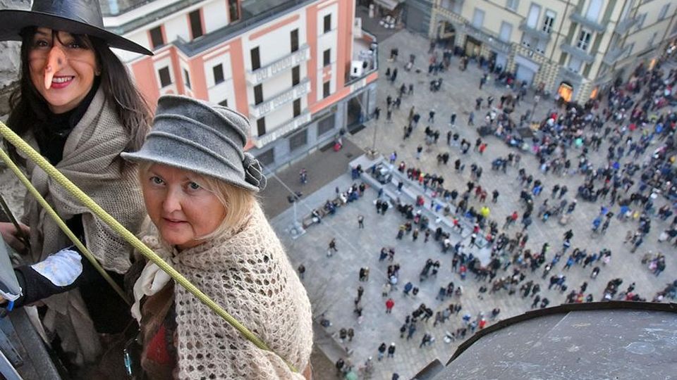Sondrio, con il naso all’insù verso il campanile guardando la befana Sondrio, con il naso all’insù verso il campanile guardando la befana