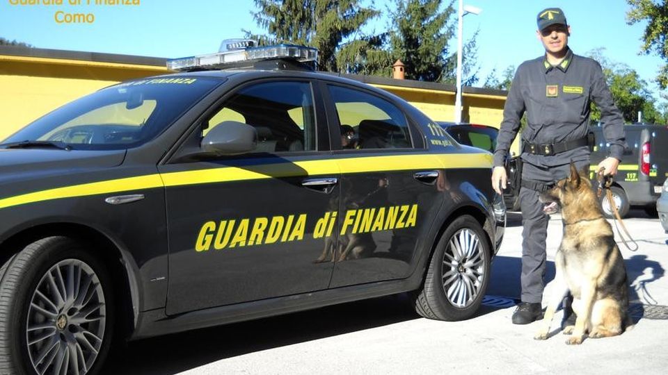Un chilo di cocaina in valigia Ritrovata su un bus ( video ) Un chilo di cocaina in valigia Ritrovata su un bus ( video )