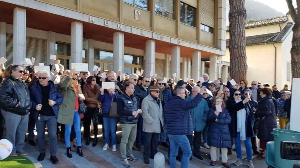 Campione, la protesta dei cittadini Tessere elettorali buttate nei rifiuti Campione, la protesta dei cittadini Tessere elettorali buttate nei rifiuti