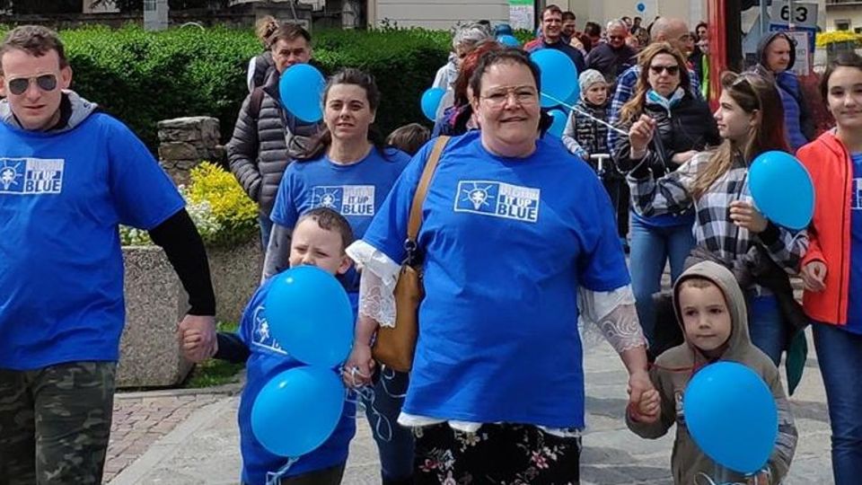 Tirano si è tinta di blu per essere più vicina ai piccoli “super eroi” Tirano si è tinta di blu per essere più vicina ai piccoli “super eroi”