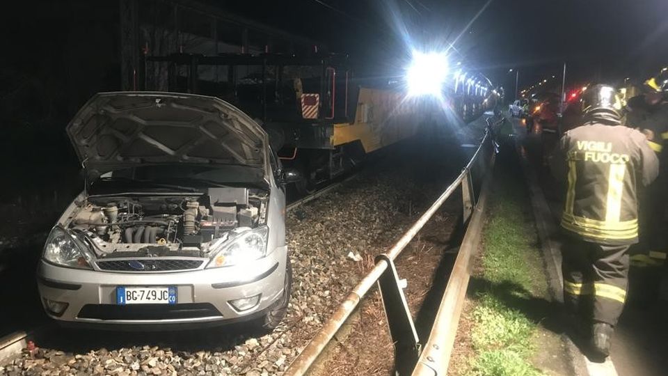 Paura a Erba Treno investe un’auto Illeso il conducente Paura a Erba Treno investe un’auto Illeso il conducente