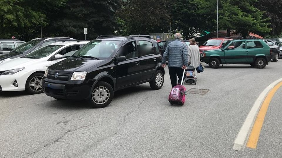 Parcheggio selvaggio a Chiavenna, vicino alle scuole monta la protesta Parcheggio selvaggio a Chiavenna, vicino alle scuole monta la protesta