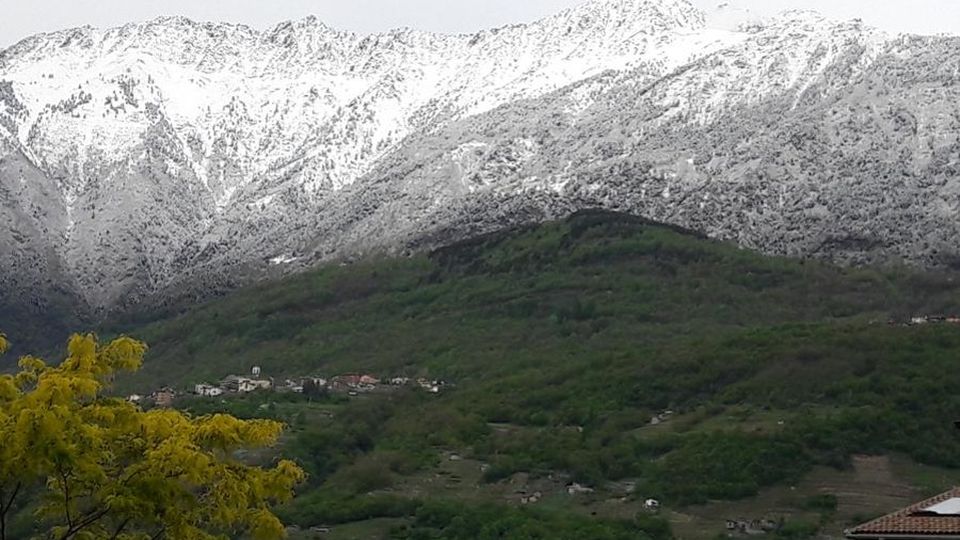 Risveglio con freddo e neve Una cornice bianca sui monti Risveglio con freddo e neve Una cornice bianca sui monti