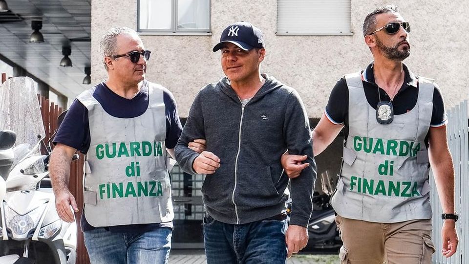 Preso il “re” delle truffe ( VIDEO ) Arrestato in centro a Como Preso il “re” delle truffe ( VIDEO ) Arrestato in centro a Como