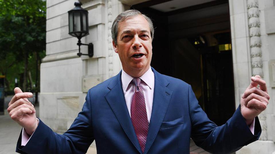 Ue: Farage, spero in un gruppo con il M5S all'Eurocamera Ue: Farage, spero in un gruppo con il M5S all'Eurocamera