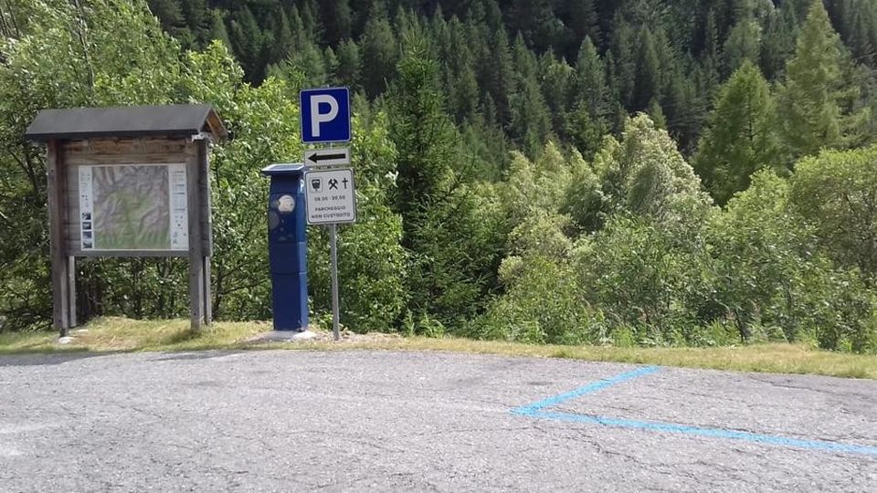 Chiareggio, il posteggio è diventato blu Chiareggio, il posteggio è diventato blu