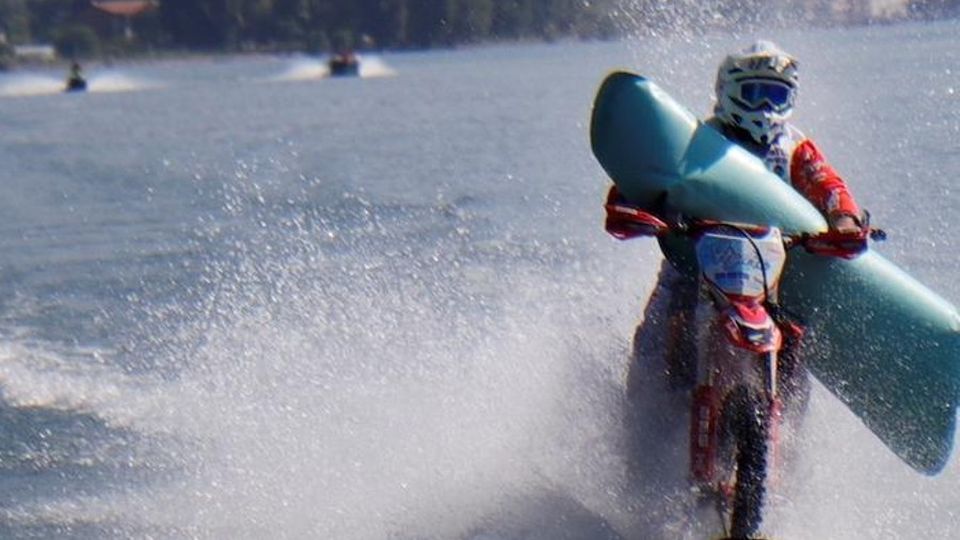 Dongo, con la moto da cross sul lago Colombo a 104 km/h: record ( Video ) Dongo, con la moto da cross sul lago Colombo a 104 km/h: record ( Video )