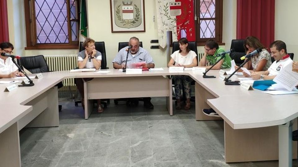 «Sul web allusioni e frasi ingiuriose» Ora il Comune pensa a fare querele «Sul web allusioni e frasi ingiuriose» Ora il Comune pensa a fare querele