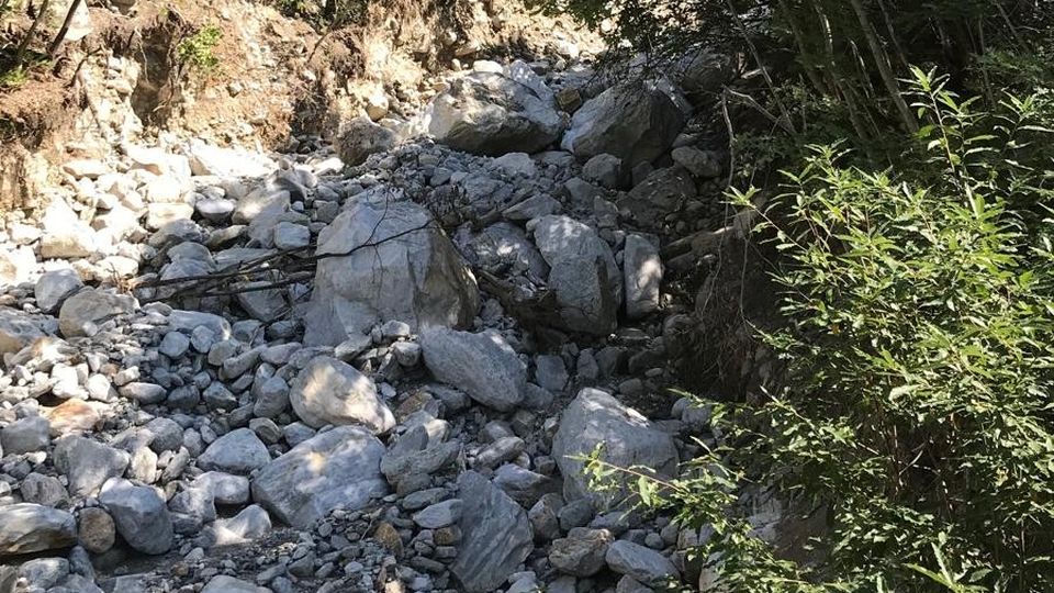 Danneggiato l’argine del torrente Liro Così rischia di finire nell’acquedotto Danneggiato l’argine del torrente Liro Così rischia di finire nell’acquedotto