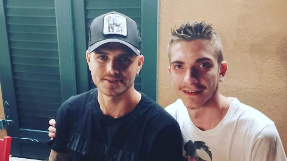 Icardi si rilassa sul lago Pizza a Brienno Icardi si rilassa sul lago Pizza a Brienno