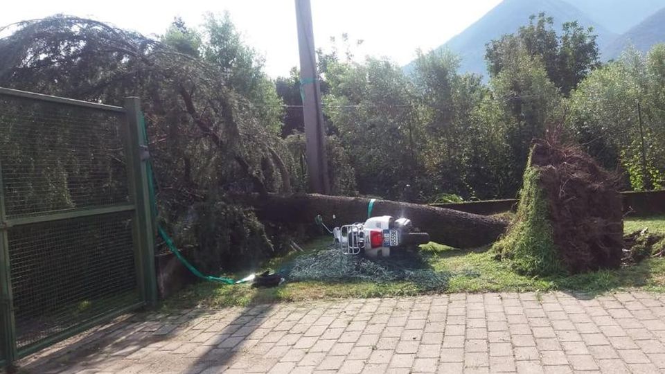Vento e pioggia violenti Casa evacuata a Dazio Vento e pioggia violenti Casa evacuata a Dazio