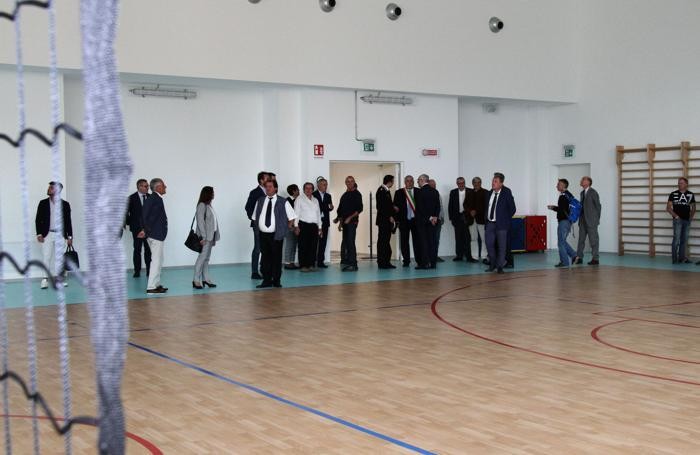 Uno scorcio della palestra a servizio della scuola ma anche delle associazioni sportive