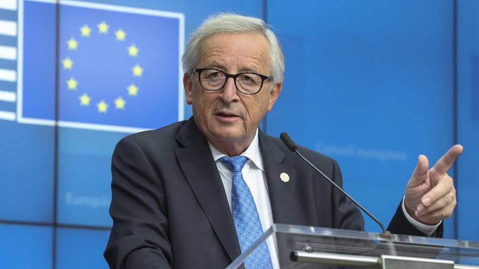 Vaccini: Juncker, inaccettabile si rifiutino Vaccini: Juncker, inaccettabile si rifiutino