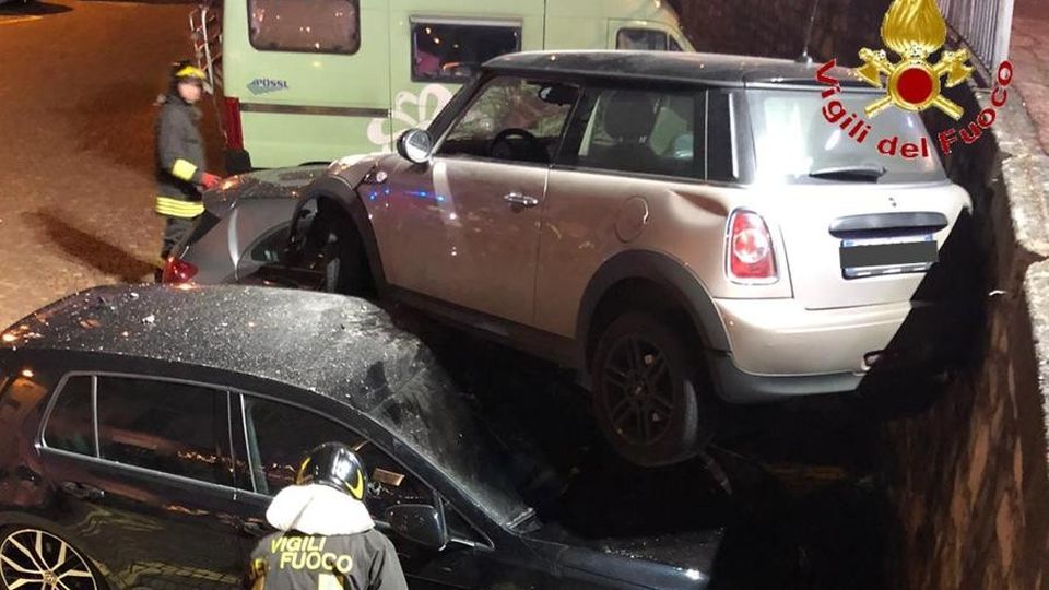 Argegno, auto vola fuori strada E “atterra” su due vetture Argegno, auto vola fuori strada E “atterra” su due vetture