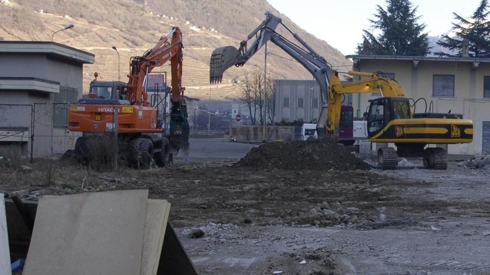 Foro boario, demolizioni in corso a Tirano Al suo posto palestra e aree verdi Foro boario, demolizioni in corso a Tirano Al suo posto palestra e aree verdi