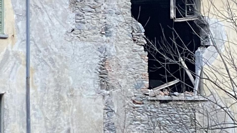 «Abitare dietro il Posta è insostenibile. Cadono pezzi di tetto» «Abitare dietro il Posta è insostenibile. Cadono pezzi di tetto»