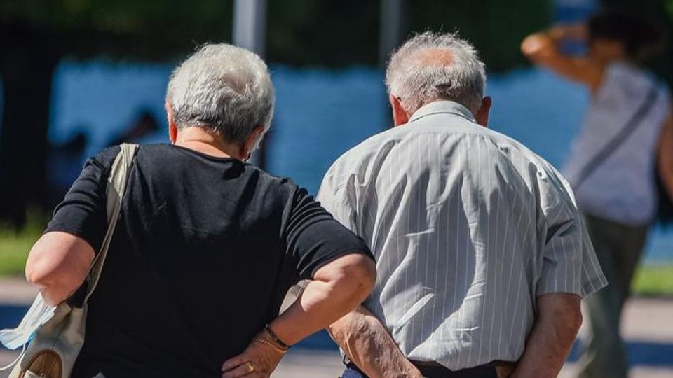 Covid, Regioni: over 70, limitare gli spostamenti Ipotesi coprifuoco alle 18 per tutti Covid, Regioni: over 70, limitare gli spostamenti Ipotesi coprifuoco alle 18 per tutti