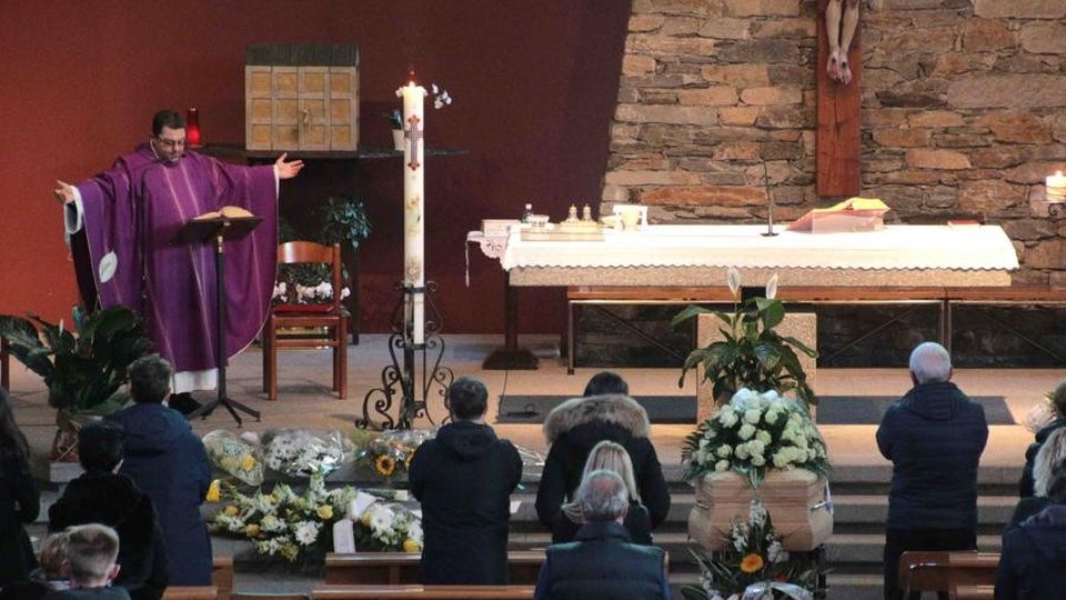 L’addio a Simone Commozione e preghiera L’addio a Simone Commozione e preghiera
