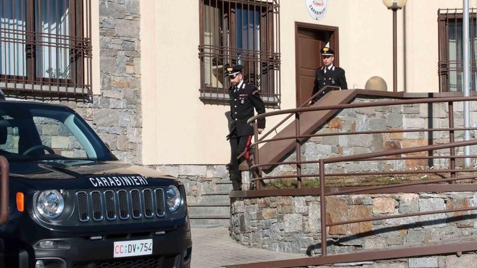 Minacciò armato i carabinieri Il frontaliere è ai domiciliari Minacciò armato i carabinieri Il frontaliere è ai domiciliari
