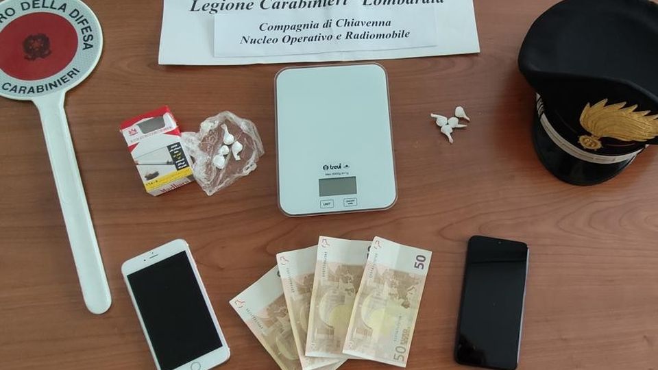 Spaccio di droga Preso dai carabinieri è finito in manette Spaccio di droga Preso dai carabinieri è finito in manette