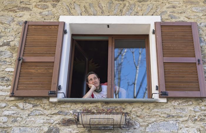 Cristina la casara alla finestra, in uno scatto di Emmie Collindge e Phil Gali