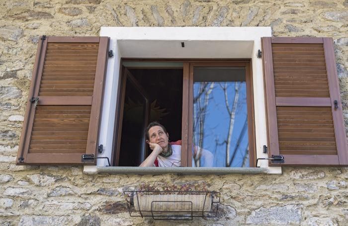 Cristina la casara alla finestra, in uno scatto di Emmie Collindge e Phil Gali Cristina la casara alla finestra, in uno scatto di Emmie Collindge e Phil Gali