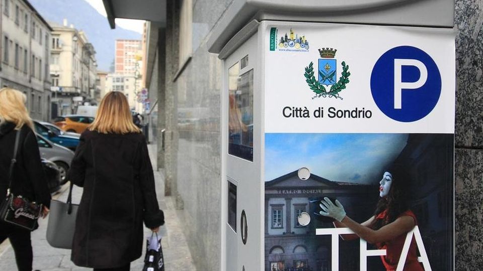 Sondrio, da lunedì si pagano i parcheggi Ma niente disco orario Sondrio, da lunedì si pagano i parcheggi Ma niente disco orario