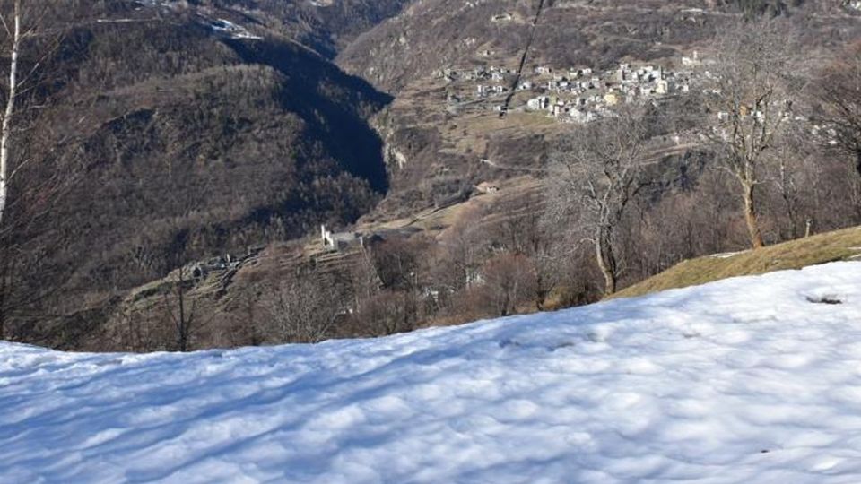 Gita proibita in auto al Mortirolo Intrappolati nella neve e multati Gita proibita in auto al Mortirolo Intrappolati nella neve e multati