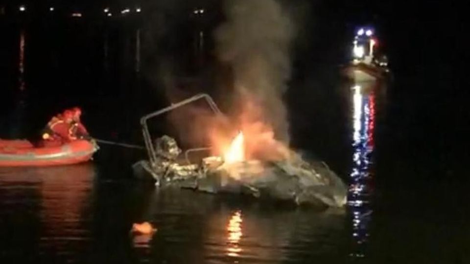 Sorico, gommone in fiamme Caccia al piromane del lago Sorico, gommone in fiamme Caccia al piromane del lago
