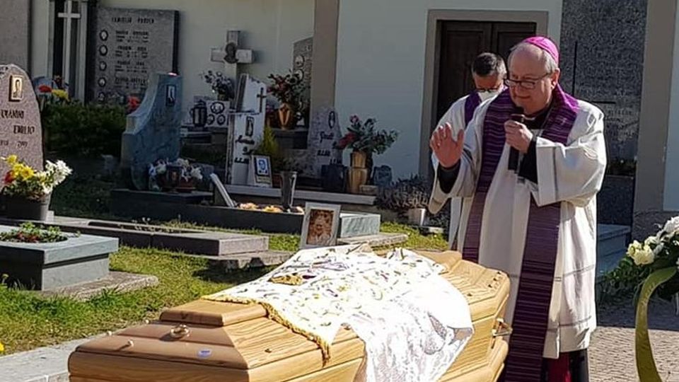 Il vescovo per l’addio a don Renato «Tutti i preti piangono con me» Il vescovo per l’addio a don Renato «Tutti i preti piangono con me»