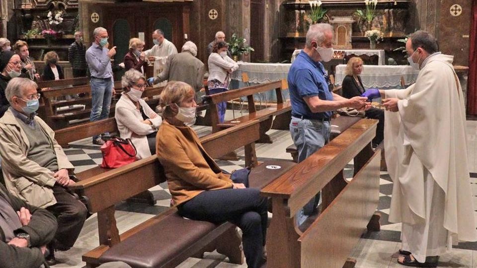 In 140 a messa in collegiata «Un’esigenza, ci è mancata» In 140 a messa in collegiata «Un’esigenza, ci è mancata»