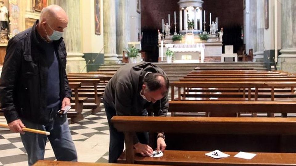 Riaprono le chiese, si torna a messa In città ancora 43 funerali da celebrare Riaprono le chiese, si torna a messa In città ancora 43 funerali da celebrare
