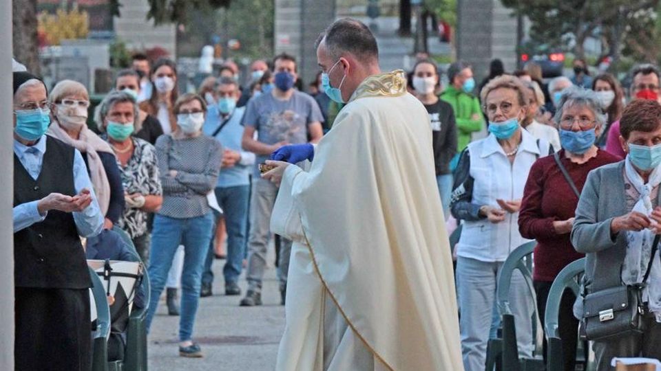 Messe con i fedeli «Tantissima gente Un bel segnale» Messe con i fedeli «Tantissima gente Un bel segnale»