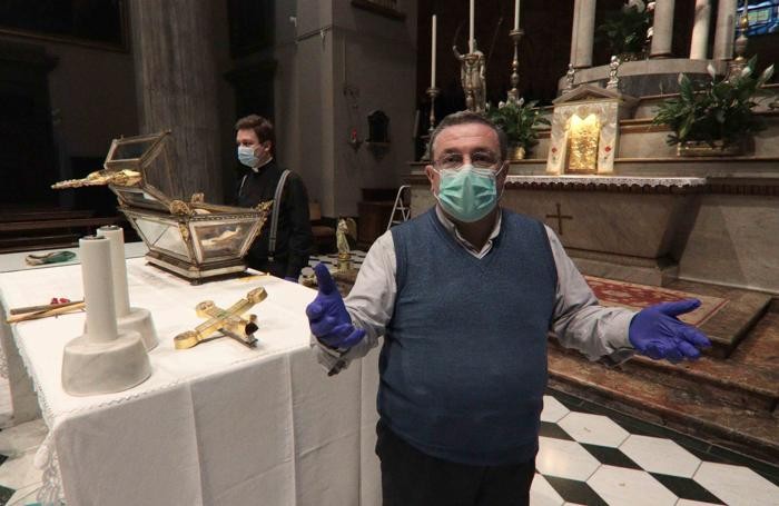 Sondrio vandalismi in Collegiata Don Ferruccio Citterio per primo entrando in chiesa ha trovato i danneggiament