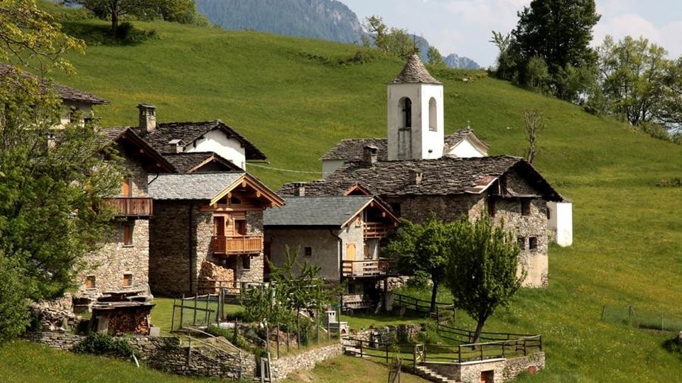 Cadono dal trattore che poi li investe Se la cavano con escoriazioni Cadono dal trattore che poi li investe Se la cavano con escoriazioni